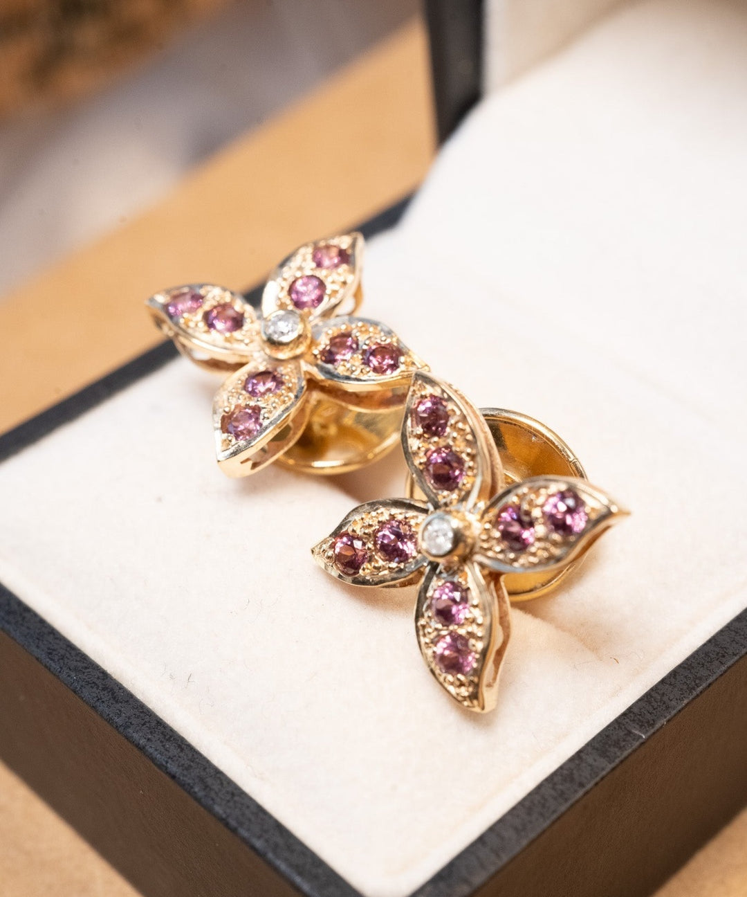 Brinco flor de ouro amarelo com turmalinas rosas e diamantes. Diâmetro 2.0cm e peso 7.1g.