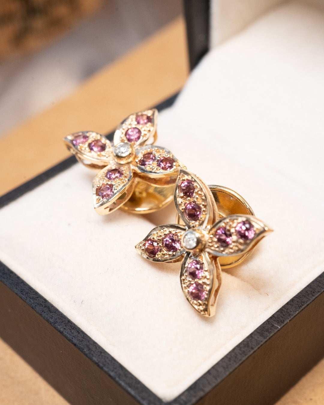 Brinco flor de ouro amarelo com turmalinas rosas e diamantes. Diâmetro 2.0cm e peso 7.1g.