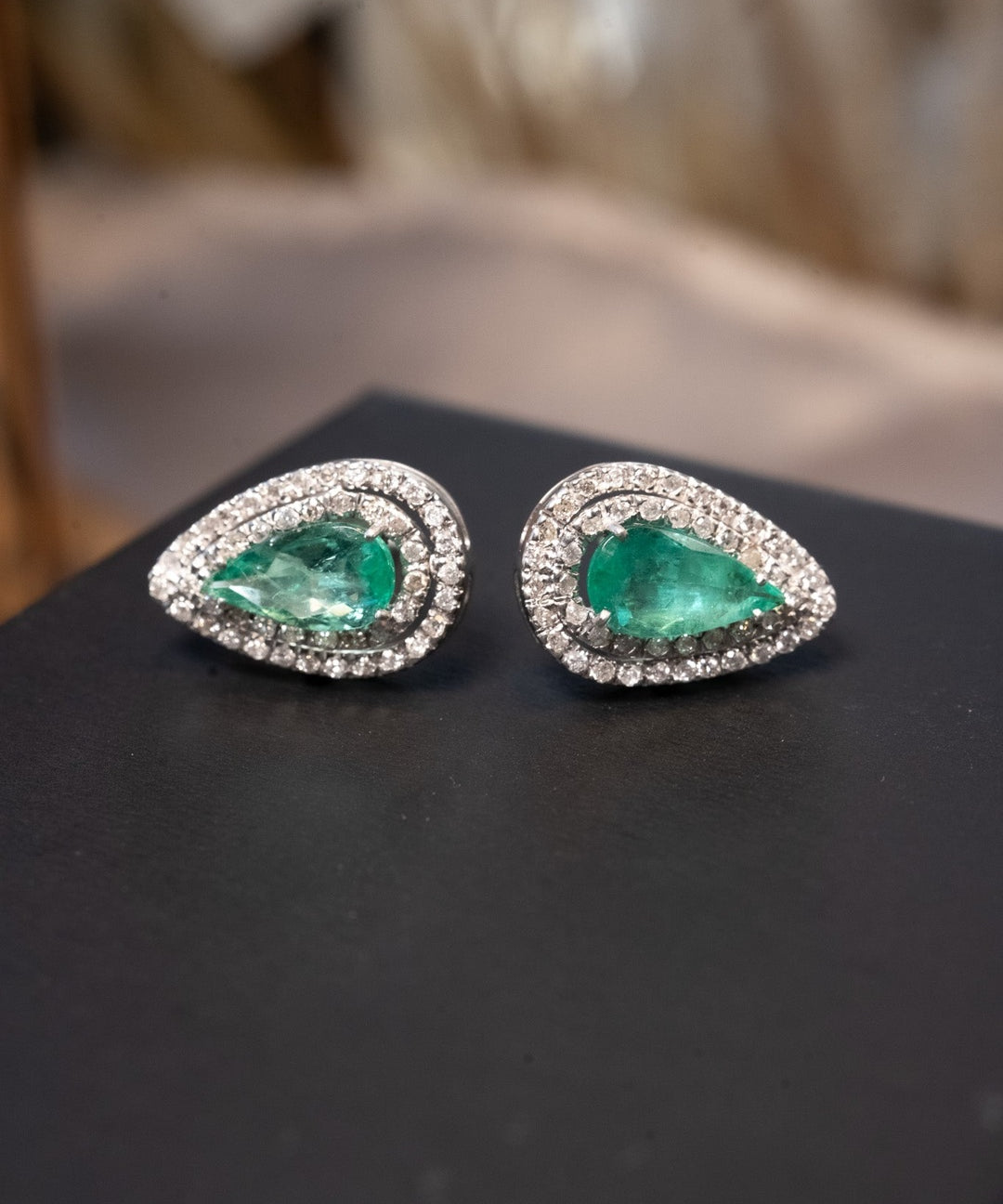 Brinco de ouro branco com esmeraldas colombianas e diamantes. Mede 1.6cm x 1.1cm e pesa 5.1g.