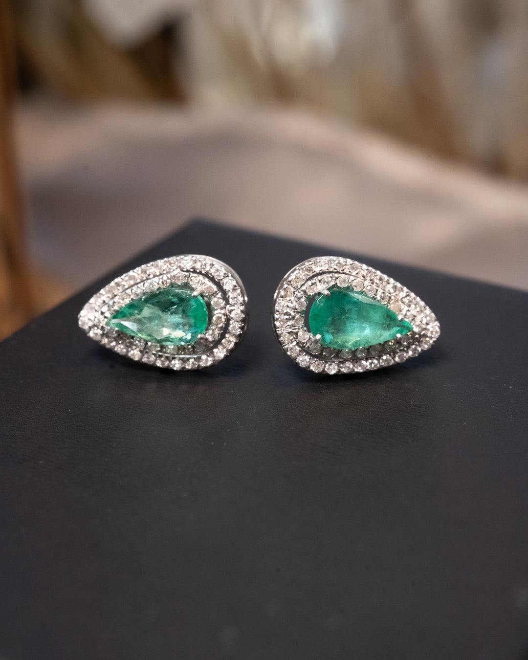 Brinco de ouro branco com esmeraldas colombianas e diamantes. Mede 1.6cm x 1.1cm e pesa 5.1g.