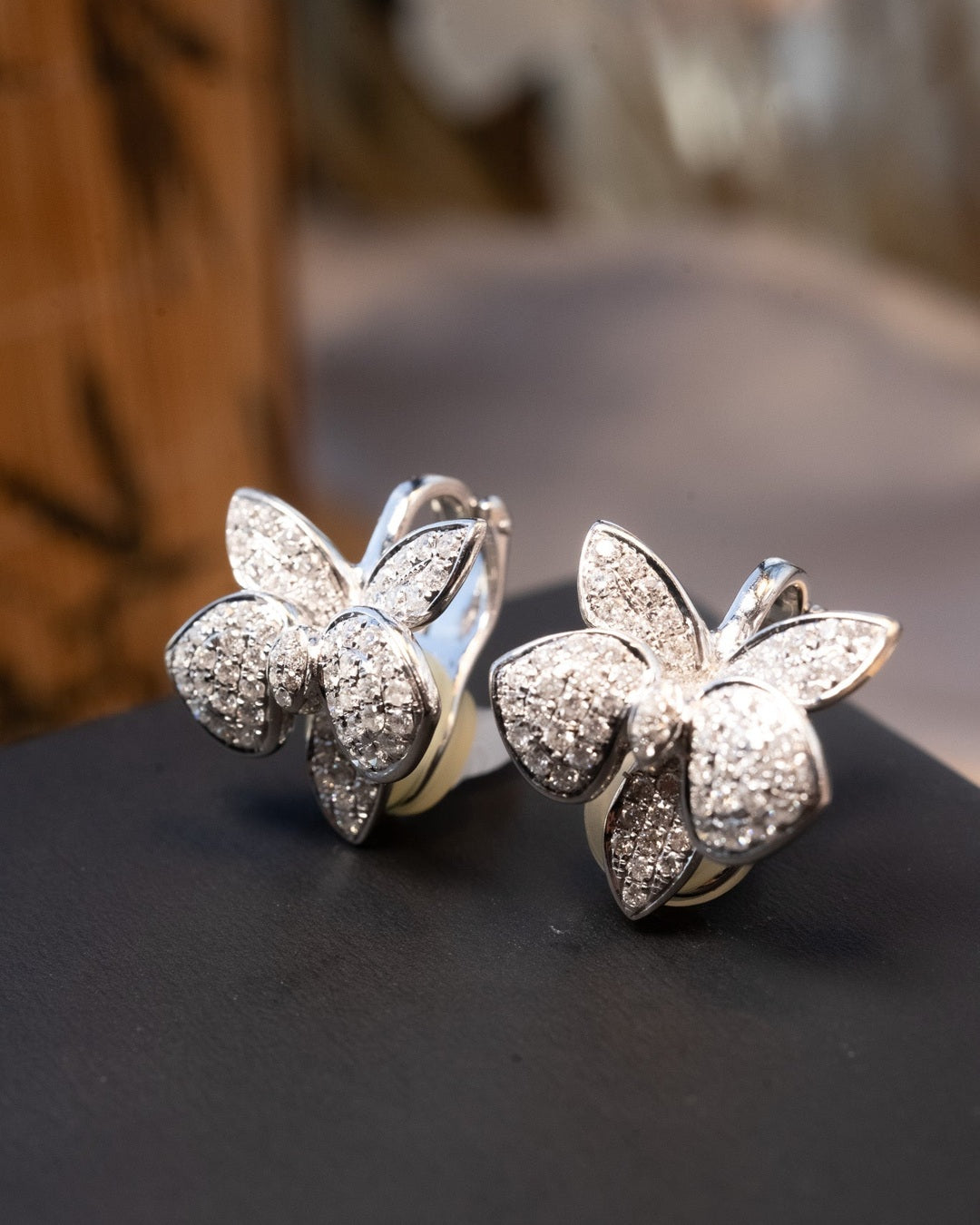 Brincos de ouro branco em forma de orquídea com 1.36 cts de diamantes. Medem 1.9cm por 1.7cm e pesam 8.2g.