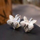 Brincos de ouro branco em forma de orquídea com 1.36 cts de diamantes. Medem 1.9cm por 1.7cm e pesam 8.2g.