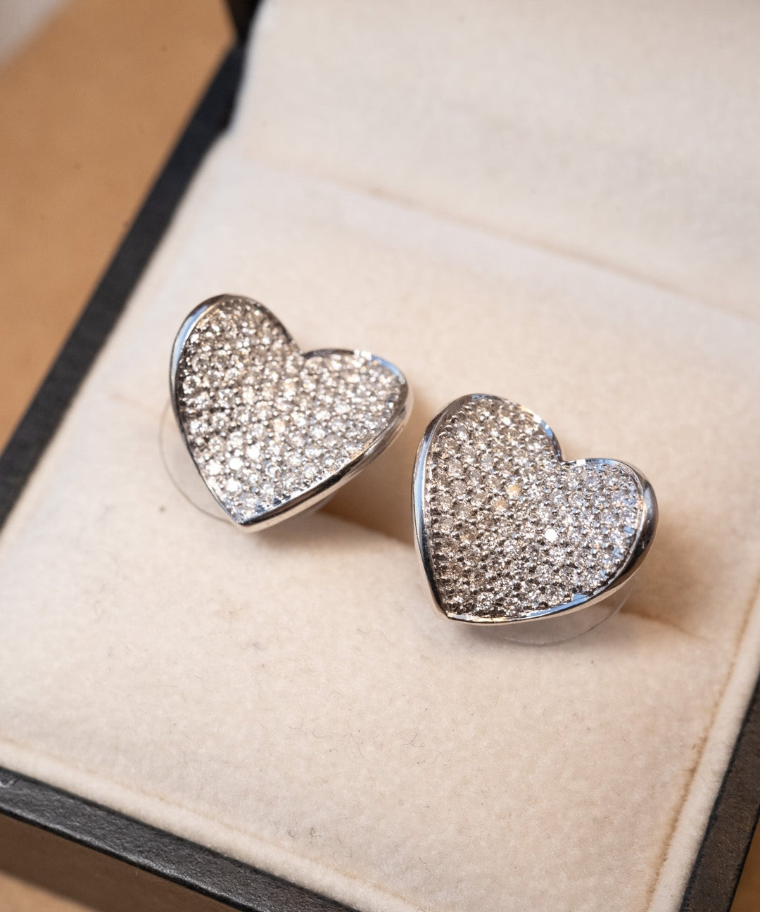 Brinco de corações em ouro branco com diamantes. Mede 1.3cm x 1.4cm e pesa 4.4g.