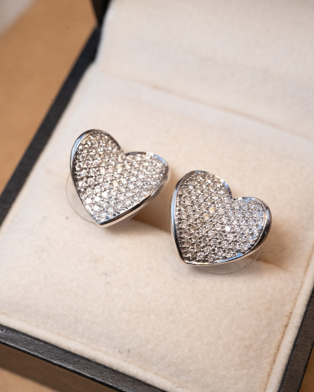 Brinco de corações em ouro branco com diamantes. Mede 1.3cm x 1.4cm e pesa 4.4g.