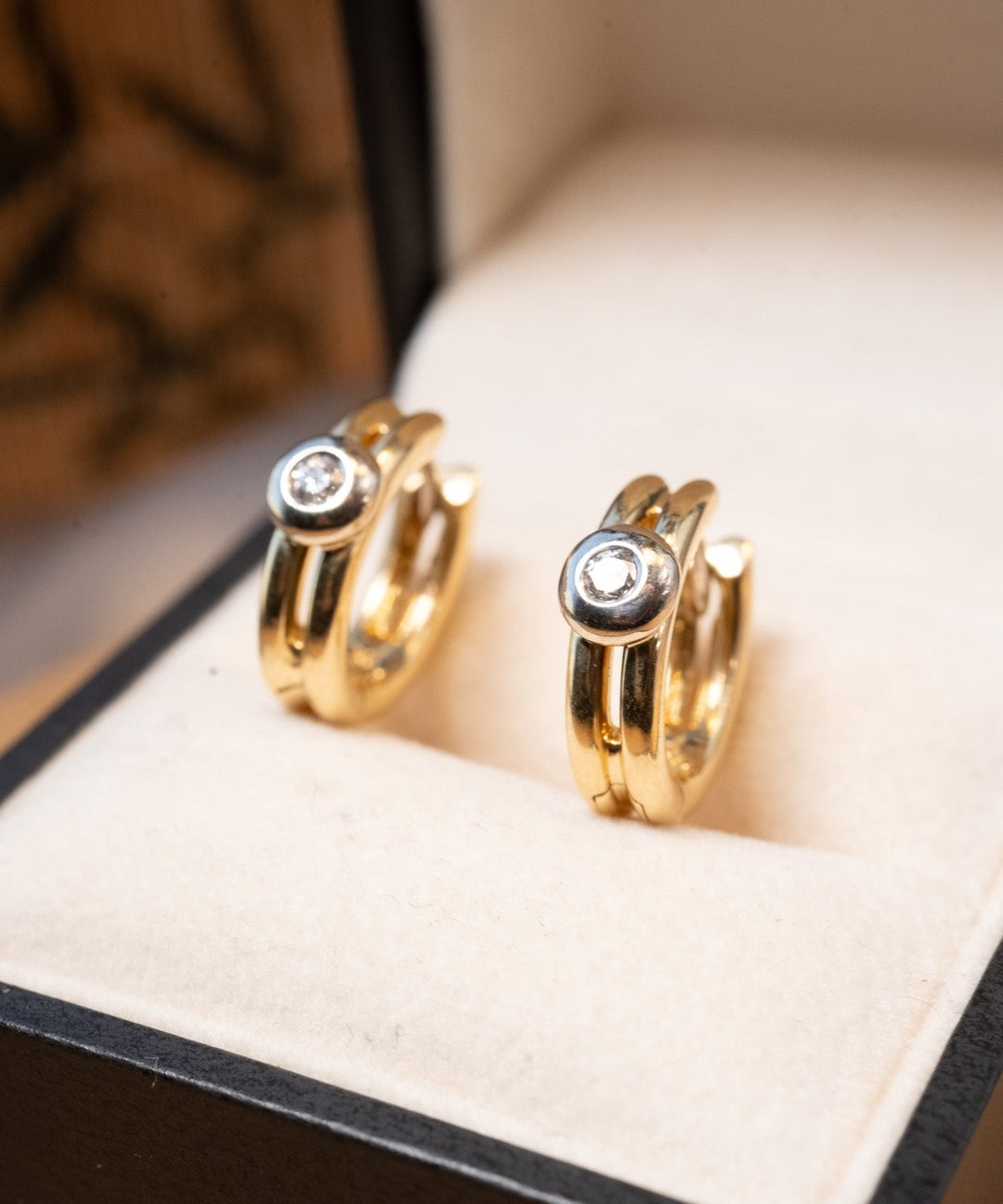 Brinco Hstern Nina de ouro amarelo com diamantes. Mede 1.5cm de comprimento e 0.5cm de largura. Peso de 7.7g.