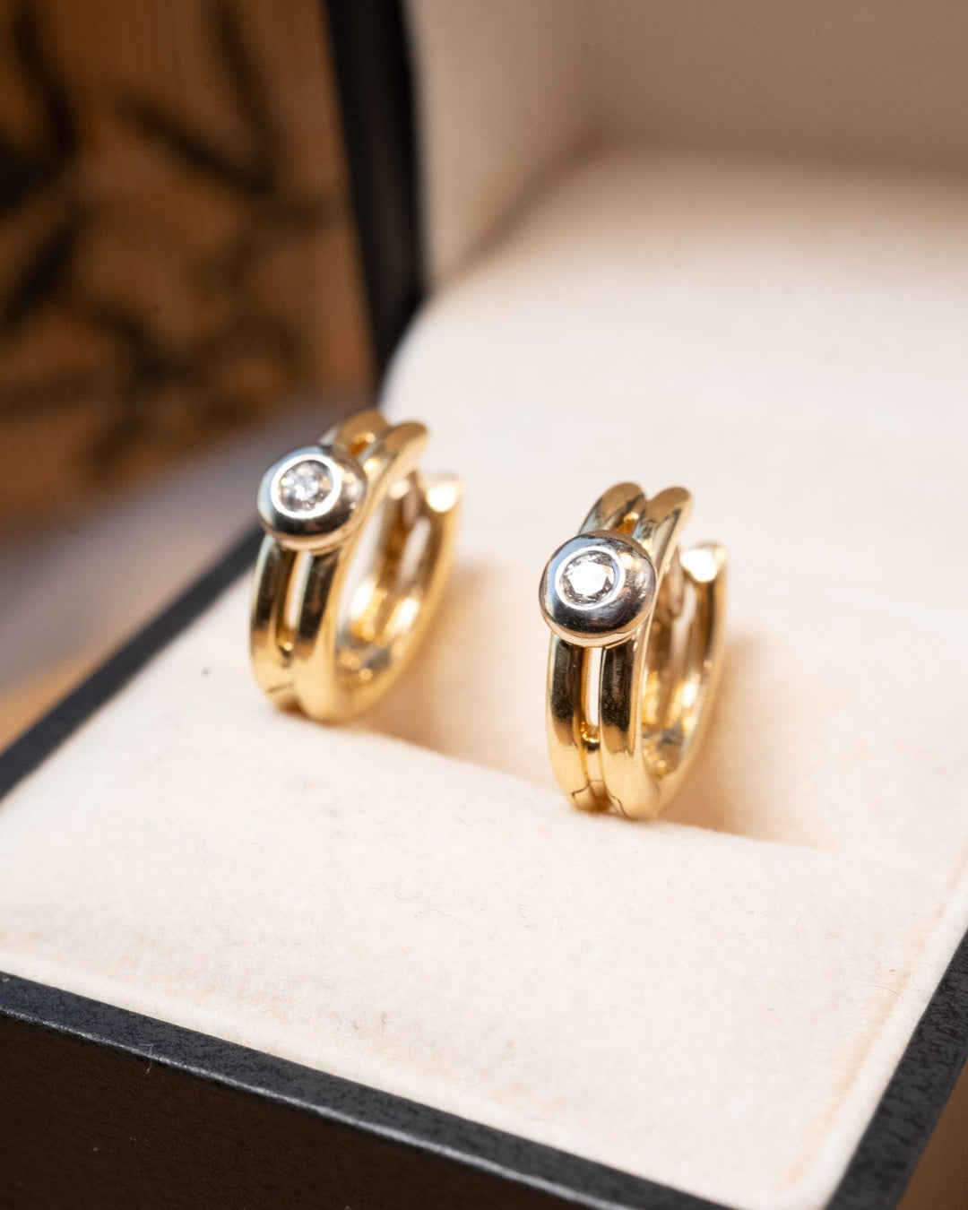 Brinco Hstern Nina de ouro amarelo com diamantes. Mede 1.5cm de comprimento e 0.5cm de largura. Peso de 7.7g.