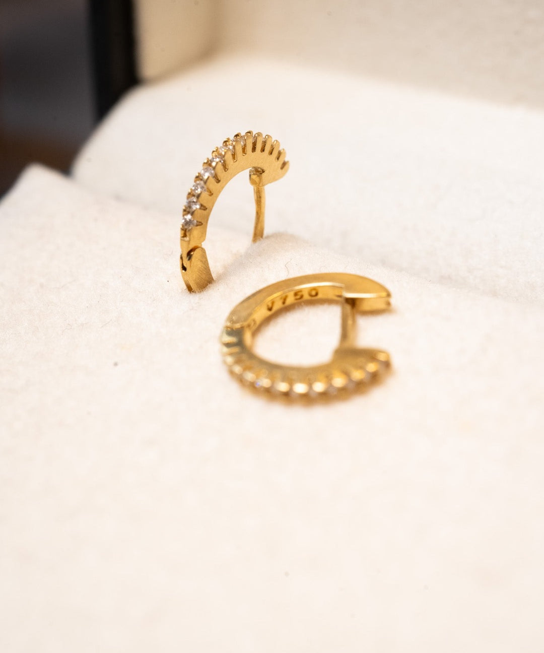 Brinco argolinhas Vivara de ouro amarelo com diamantes. 1.2cm de comprimento e 0.1cm de espessura. Peso 1.6g.