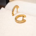 Brinco argolinhas Vivara de ouro amarelo com diamantes. 1.2cm de comprimento e 0.1cm de espessura. Peso 1.6g.