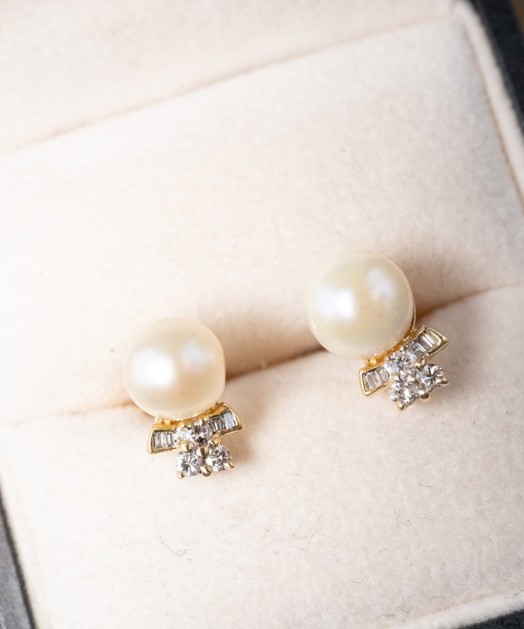 Brinco de ouro amarelo com pérolas e diamantes trapézios e brilhantes. Medidas 1.2cm x 0.7cm. Peso 3.1g.