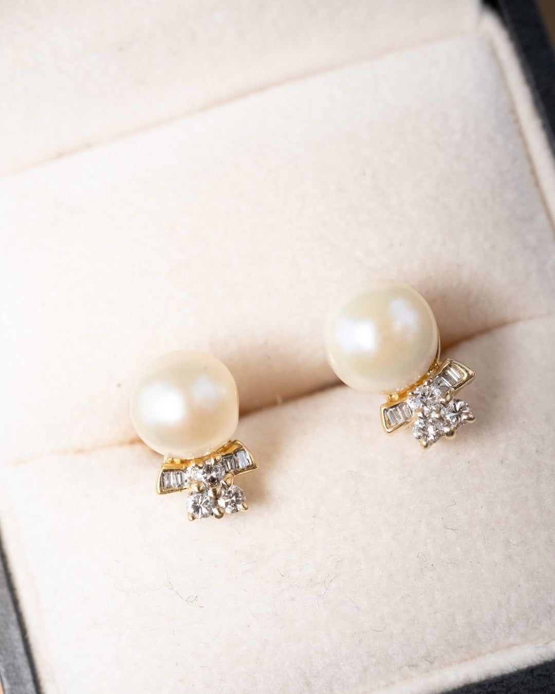 Brinco de ouro amarelo com pérolas e diamantes trapézios e brilhantes. Medidas 1.2cm x 0.7cm. Peso 3.1g.