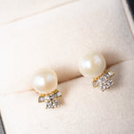 Brinco de ouro amarelo com pérolas e diamantes trapézios e brilhantes. Medidas 1.2cm x 0.7cm. Peso 3.1g.