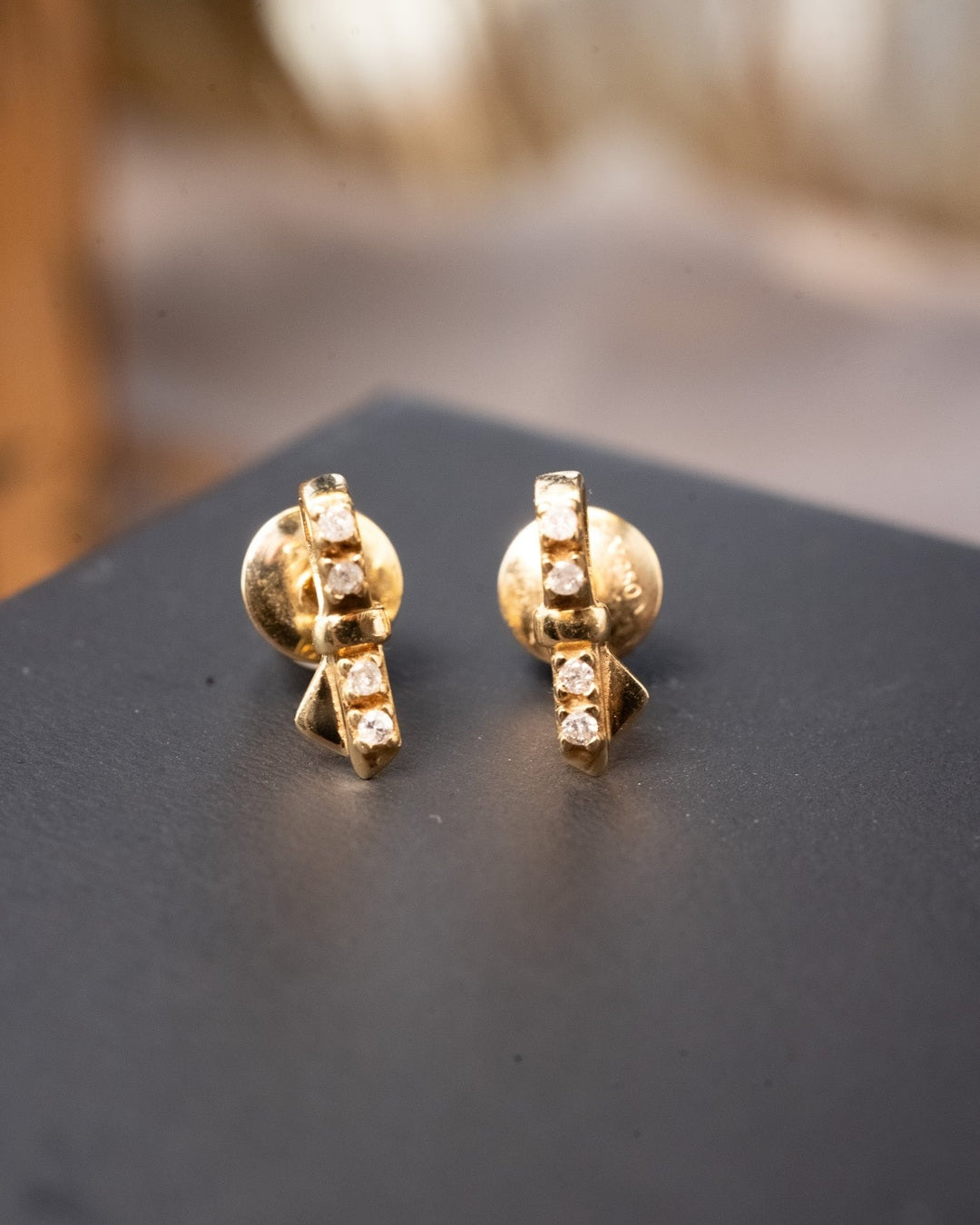 Brinco lacinho Vivara de ouro amarelo com diamantes. Medidas 1.0cm x 0.3cm e peso 1.4g.