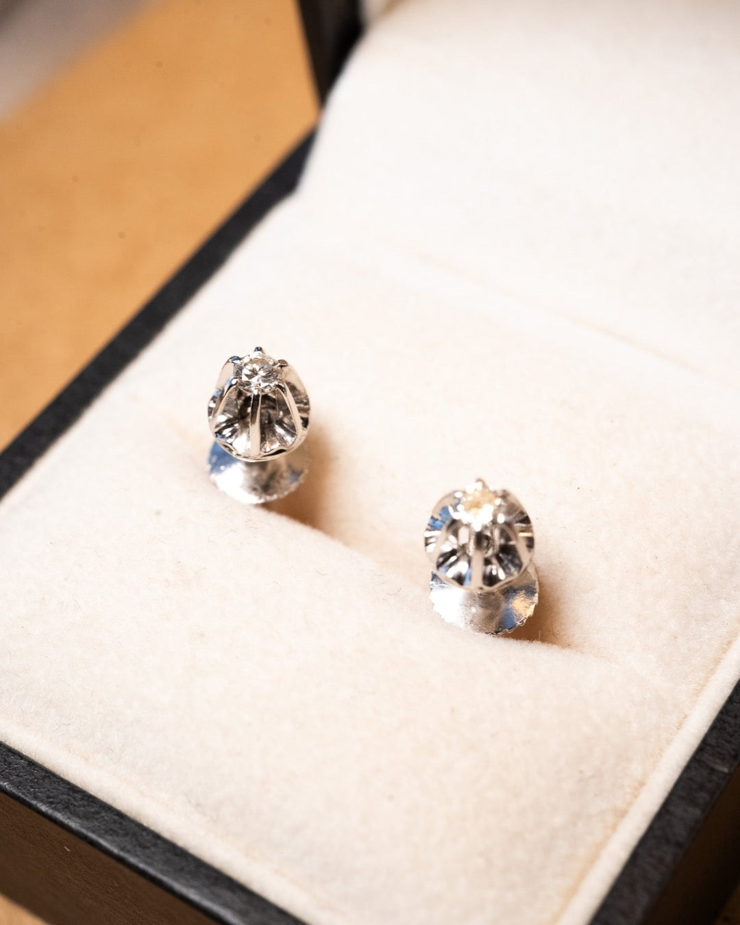 Brinco solitario vintage de ouro branco com diamantes de 0.8 pontos cada. 0.5cm de diametro e peso 1.9g.