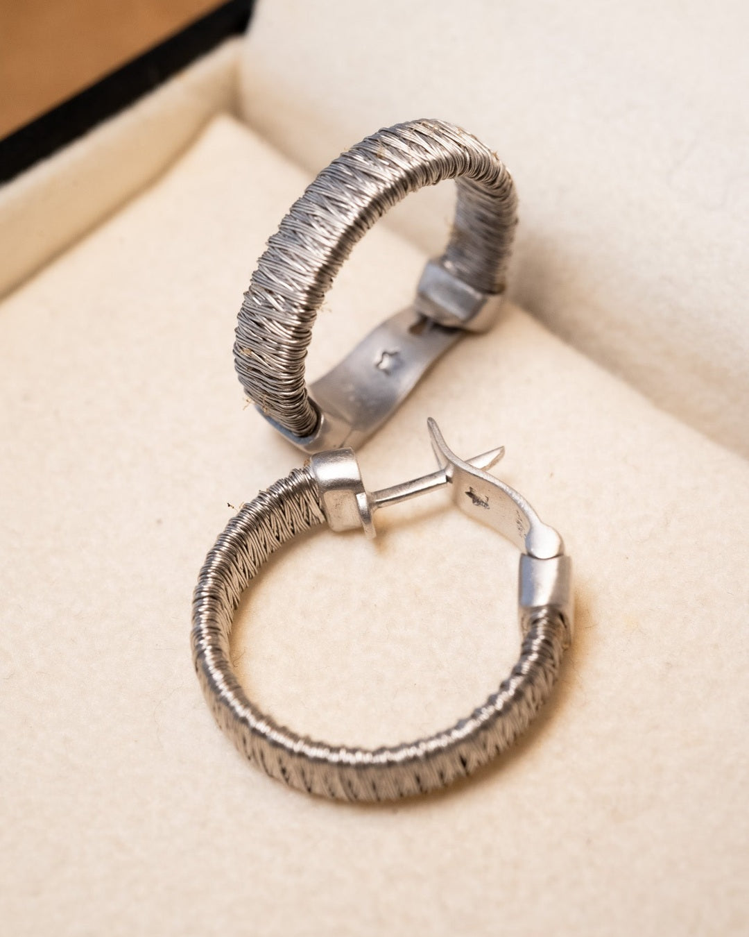 Brinco Hstern argolas de ouro branco com 2.1cm de comprimento e 0.5cm de largura. Peso 11.4g.