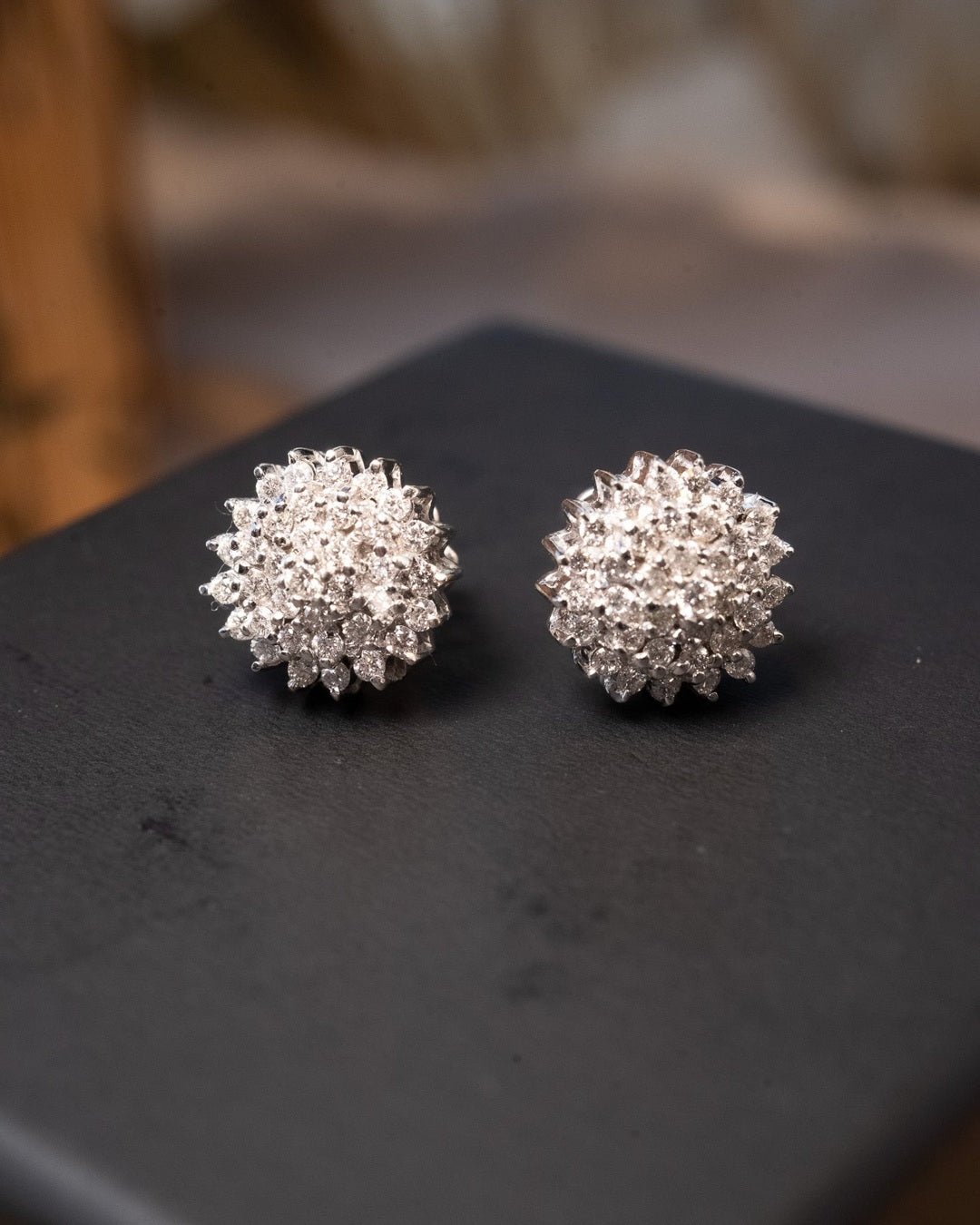 Brinco chuveiro stud em ouro branco com diamantes de 1.40 cts classificação D vvs. Diâmetro de 1.2cm e peso de 5.2g.