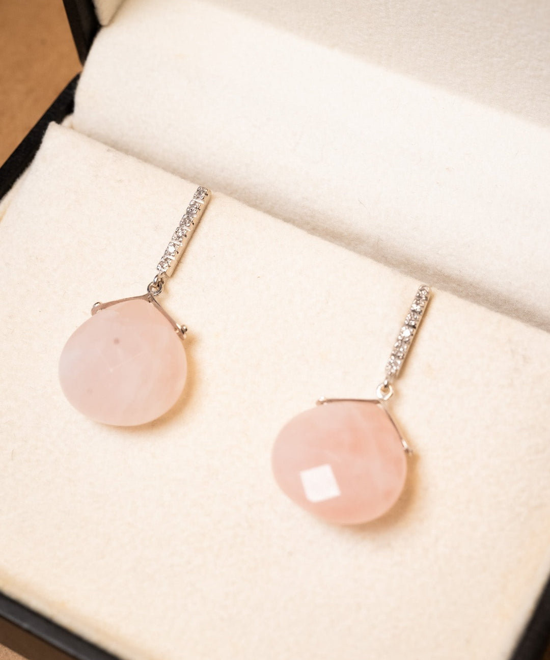 Brinco Vivara Afrodite de ouro branco com diamantes e quartzo rosa. 3.4 cm de comprimento e 1.7 cm de largura. Peso 8.5g.
