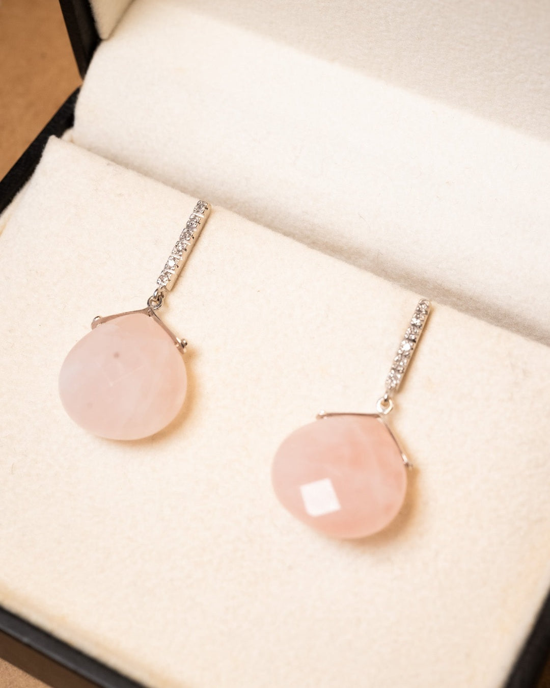 Brinco Vivara Afrodite de ouro branco com diamantes e quartzo rosa. 3.4 cm de comprimento e 1.7 cm de largura. Peso 8.5g.