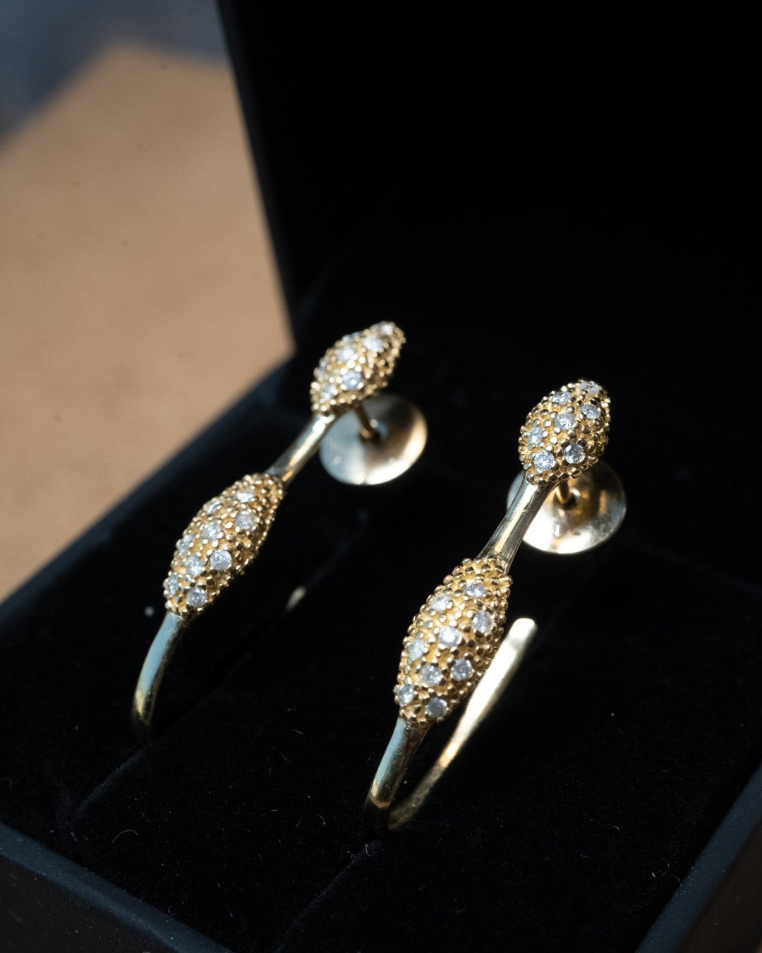 Brinco Vivara de ouro amarelo com diamantes. Mede 3.4cm x 0.6cm e pesa 5.7g.