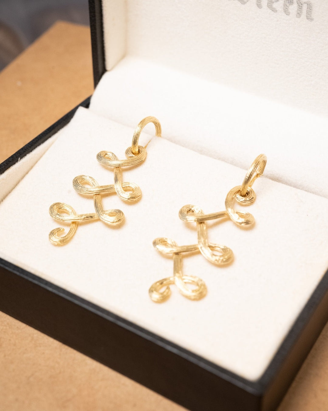 Brinco Hstern Celtic Dunes de Ouro Amarelo com 5.1cm de comprimento e 1.8cm de largura. Peso 12.0g.