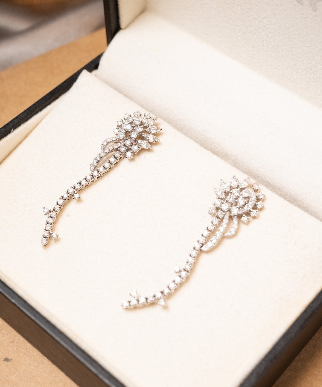 Brinco de ouro branco com 1.74 cts de diamantes. Mede 4.7 cm por 1.3 cm e pesa 6.2g.