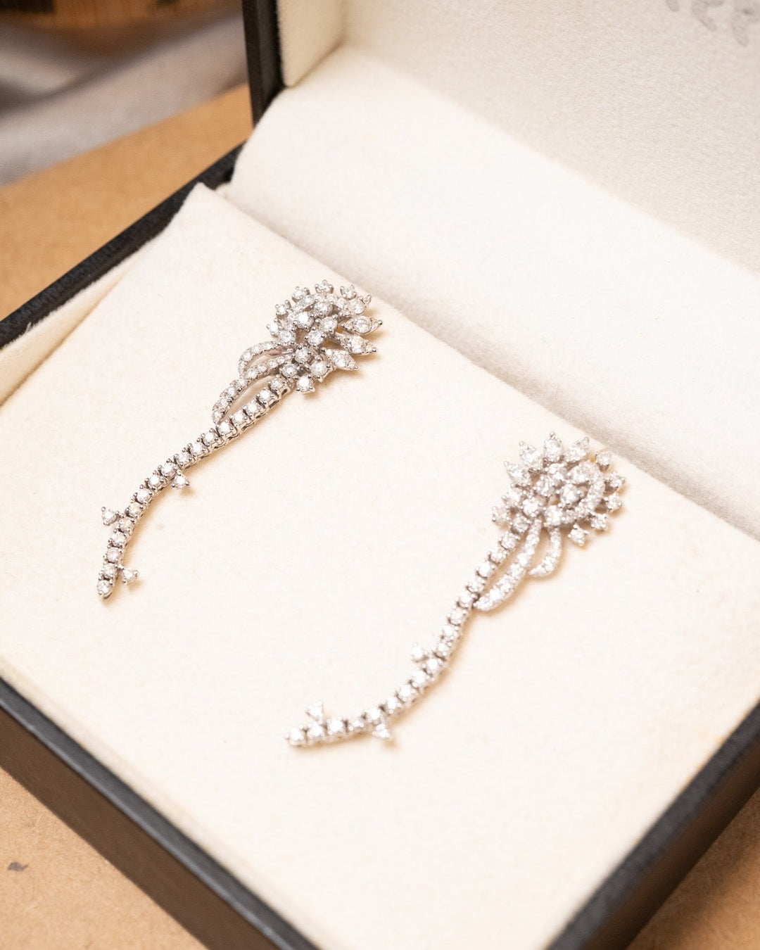 Brinco de ouro branco com 1.74 cts de diamantes. Mede 4.7 cm por 1.3 cm e pesa 6.2g.