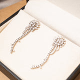 Brinco de ouro branco com 1.74 cts de diamantes. Mede 4.7 cm por 1.3 cm e pesa 6.2g.