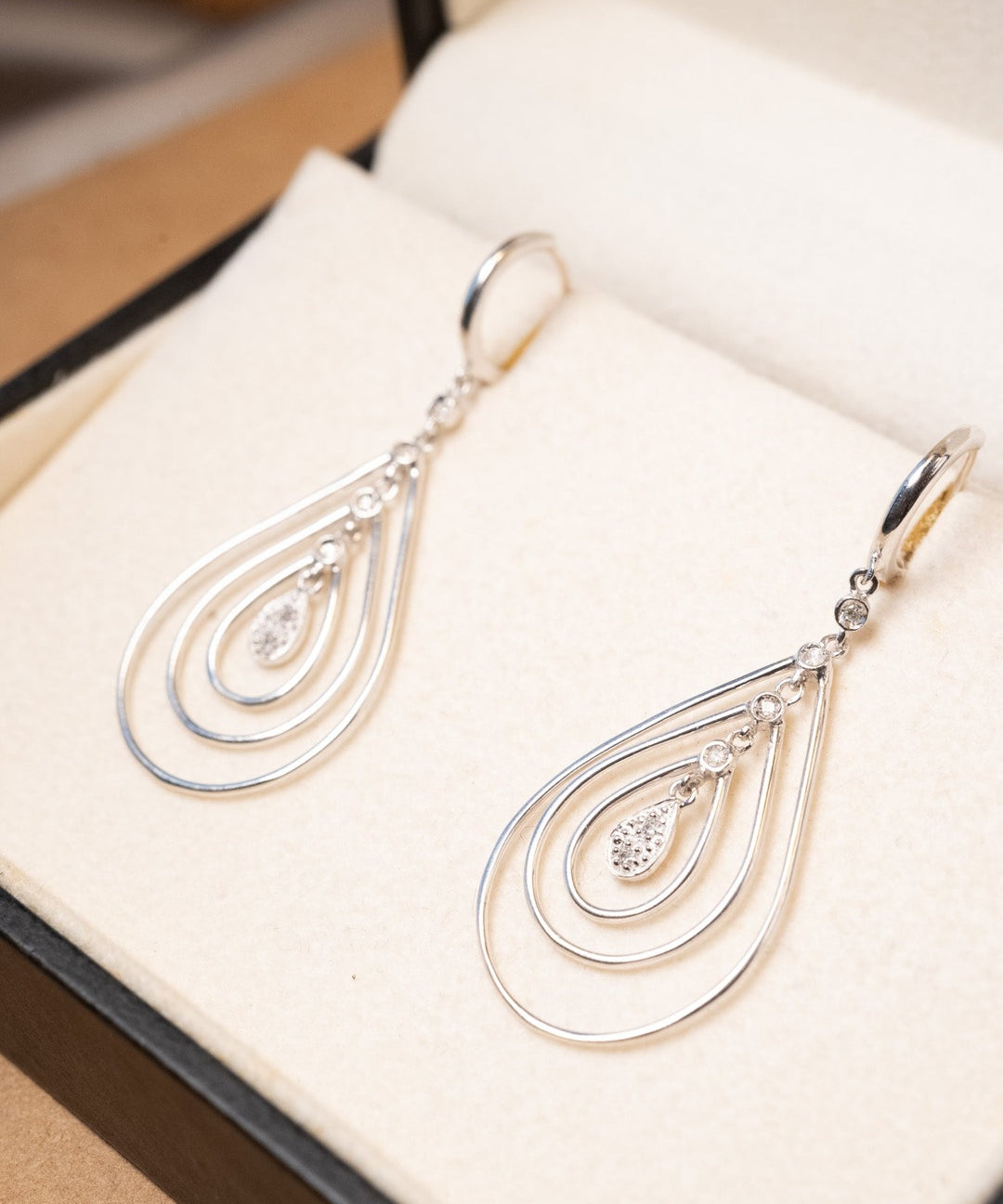 Brinco pendente Vivara de ouro branco com diamantes. Mede 4.6cm por 1.7cm e pesa 4.2g.
