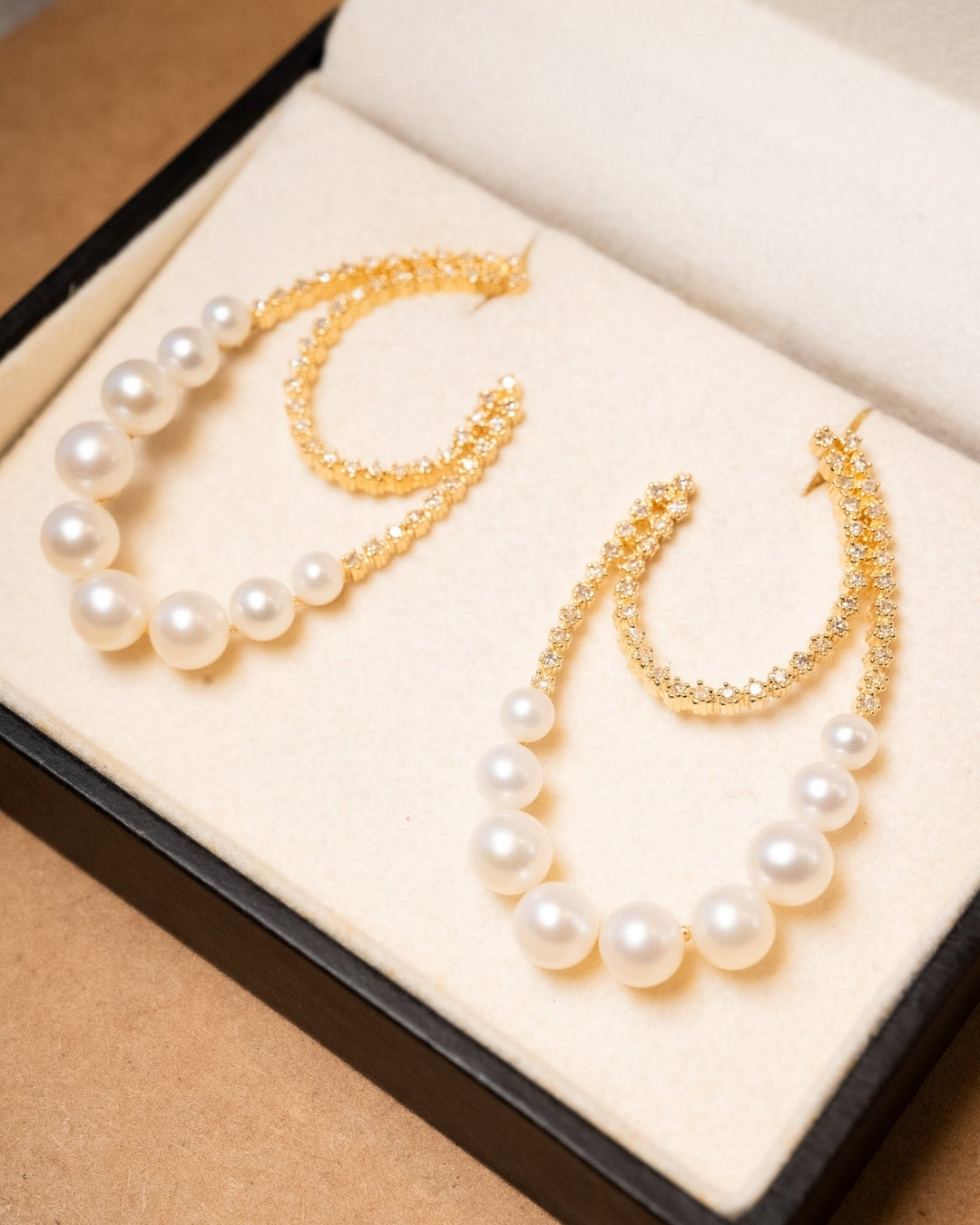 Brinco de ouro amarelo com diamantes e pérolas cultivadas. Mede 4.8cm por 2.7cm e pesa 11.8g.