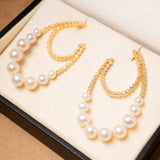 Brinco de ouro amarelo com diamantes e pérolas cultivadas. Mede 4.8cm por 2.7cm e pesa 11.8g.