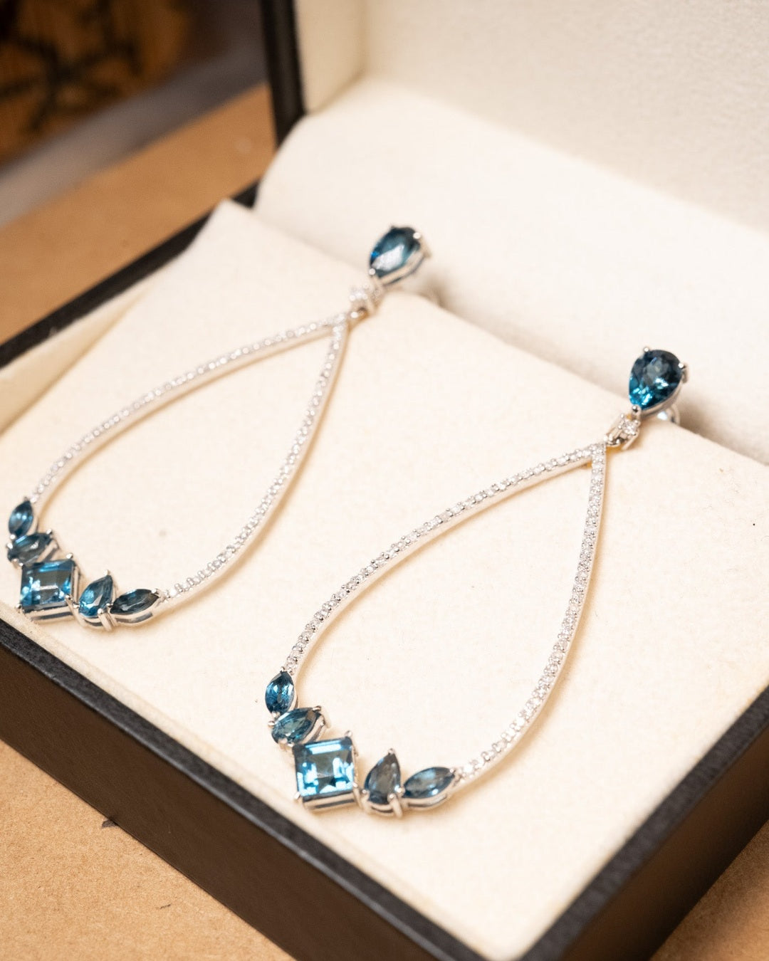 Brinco Monte Carlo de ouro branco com diamantes e topázios azuis London. Medidas 6.0cm x 2.4cm. Peso 8.1g.