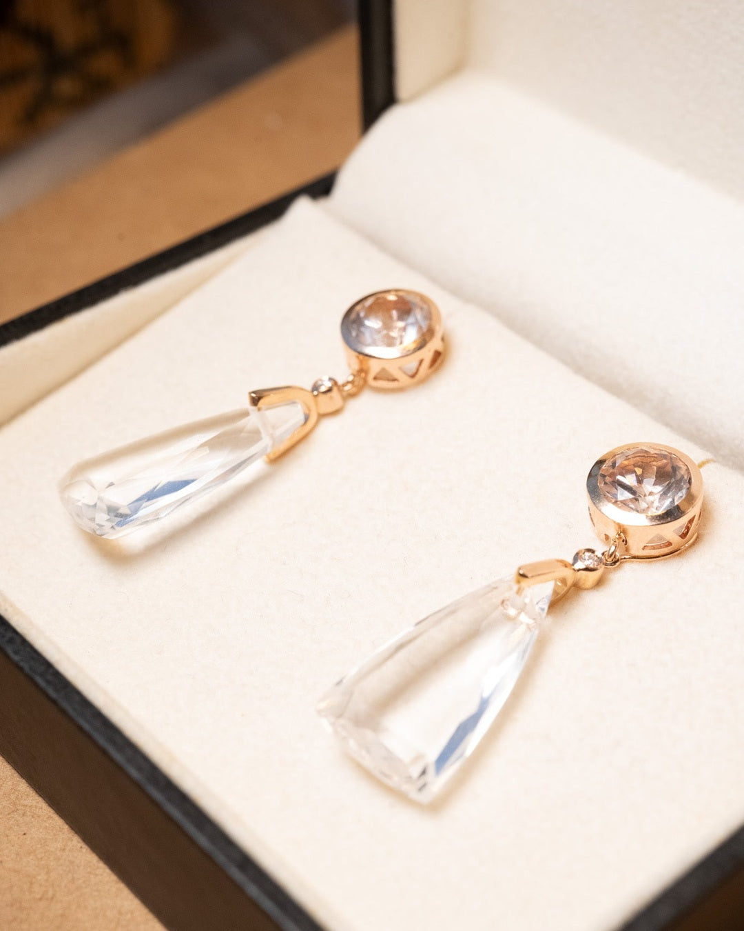 Brinco Julio Okubo de ouro rosê com cristais de rocha transparentes e diamantes. Mede 4.3cm por 1.3cm e pesa 10.2g.