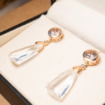 Brinco Julio Okubo de ouro rosê com cristais de rocha transparentes e diamantes. Mede 4.3cm por 1.3cm e pesa 10.2g.