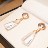 Brinco Julio Okubo de ouro rosê com cristais de rocha transparentes e diamantes. Mede 4.3cm por 1.3cm e pesa 10.2g.