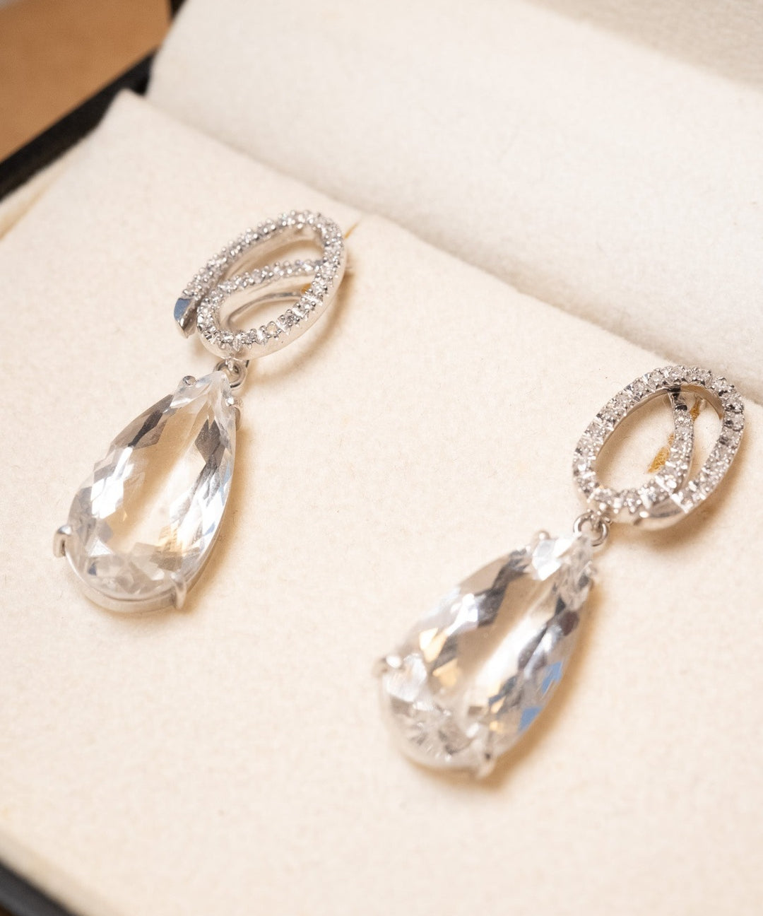 Brinco Vivara de ouro branco com diamantes e cristais de rocha. Medidas 3.7cm x 1.0cm. Peso 7.8g.
