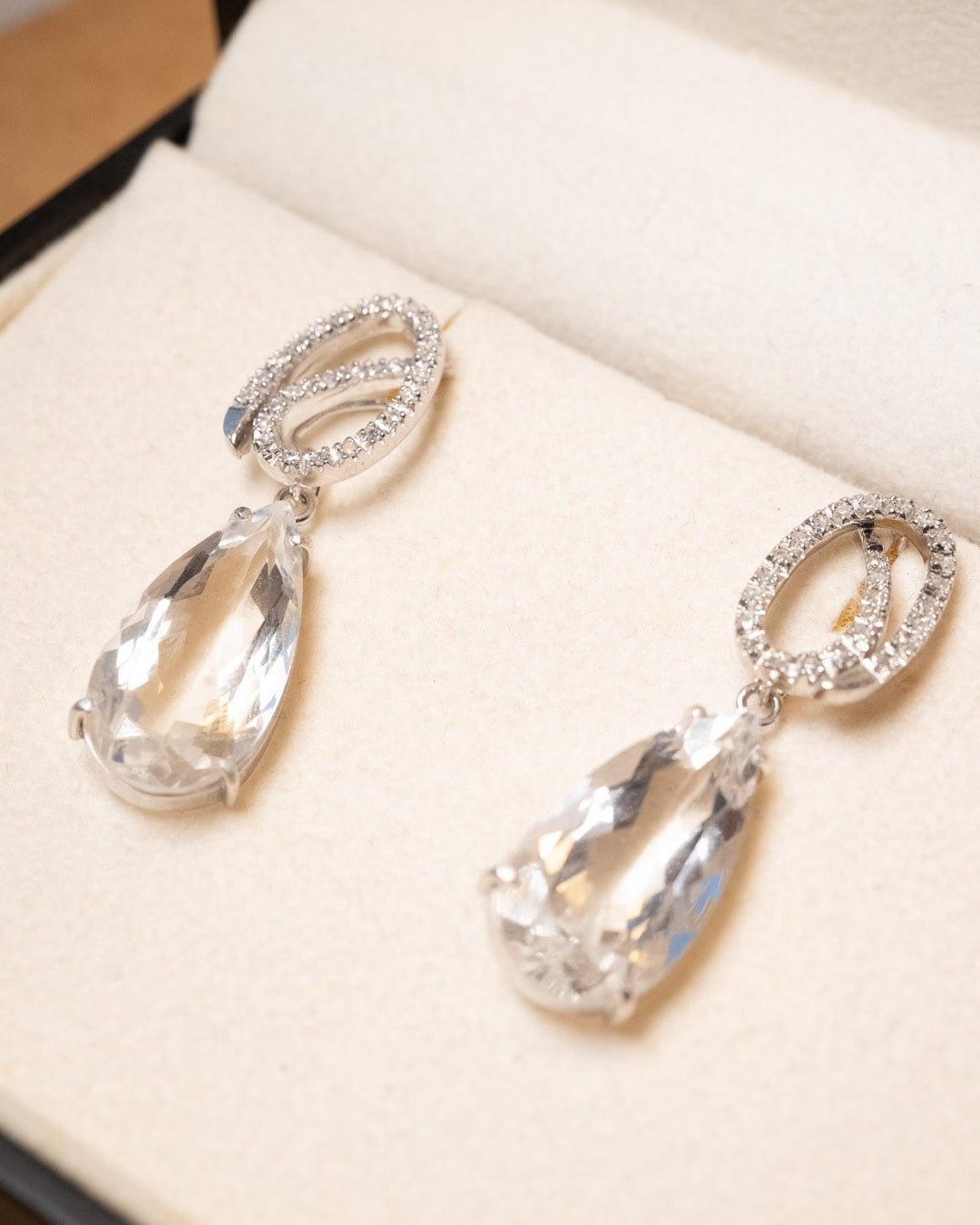 Brinco Vivara de ouro branco com diamantes e cristais de rocha. Medidas 3.7cm x 1.0cm. Peso 7.8g.