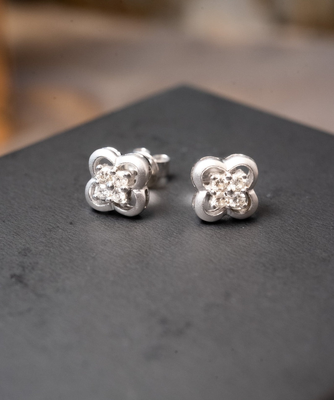 Brinco flor em ouro branco com diamantes. Diâmetro de 0.8cm e peso de 2.7g.
