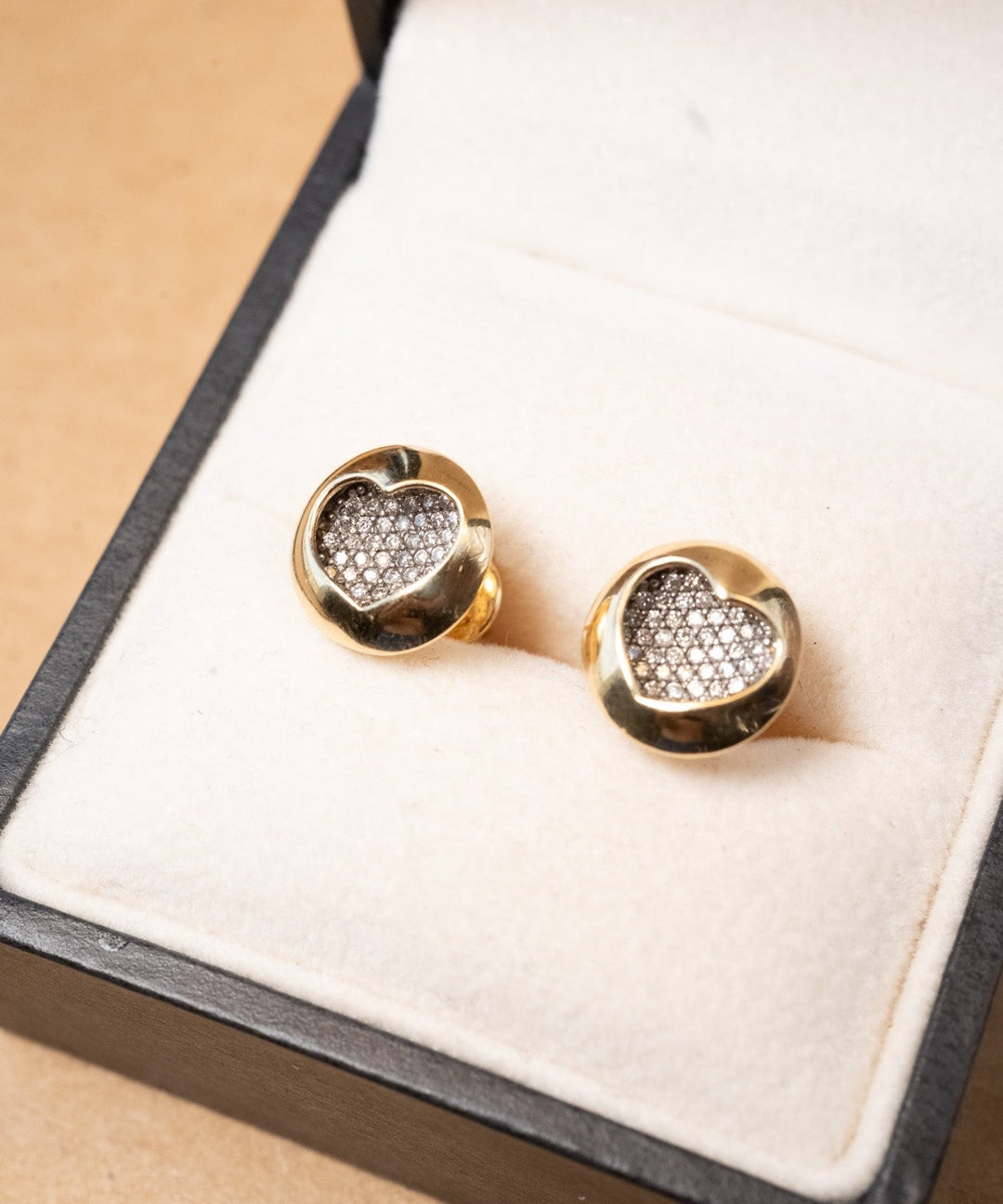 Brinco love stud de ouro amarelo com diamantes. Diâmetro 1.1cm e peso 2.9g.