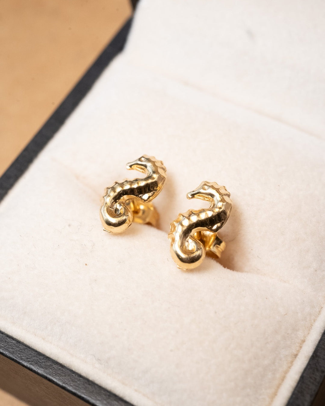 Brinco cavalo marinho de ouro amarelo com 1.2cm de comprimento e 0.6cm de largura. Peso 1.4g.