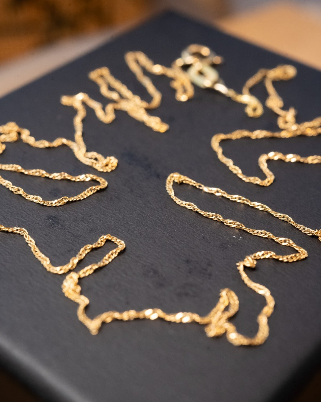 Corrente de ouro amarelo de 64cm de comprimento e 0.1cm de espessura pesando 1.1g.