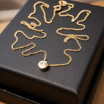 Corrente de ouro amarelo com elos grumet e ponto de luz de diamante de 0.12ct. 45cm de comprimento e 0.1cm de espessura. Peso 2.5g.