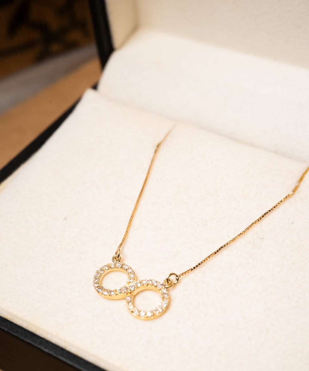 Corrente infinito veneziana de ouro amarelo com diamantes. 44cm de comprimento e 0.1cm de espessura. Peso 4.5g.
