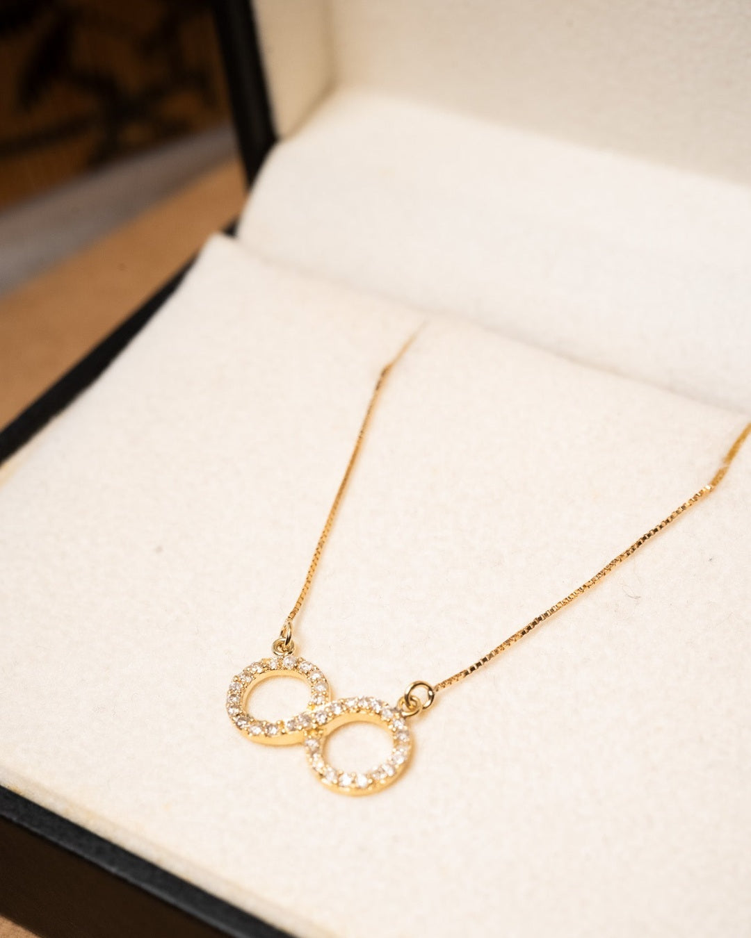 Corrente infinito veneziana de ouro amarelo com diamantes. 44cm de comprimento e 0.1cm de espessura. Peso 4.5g.