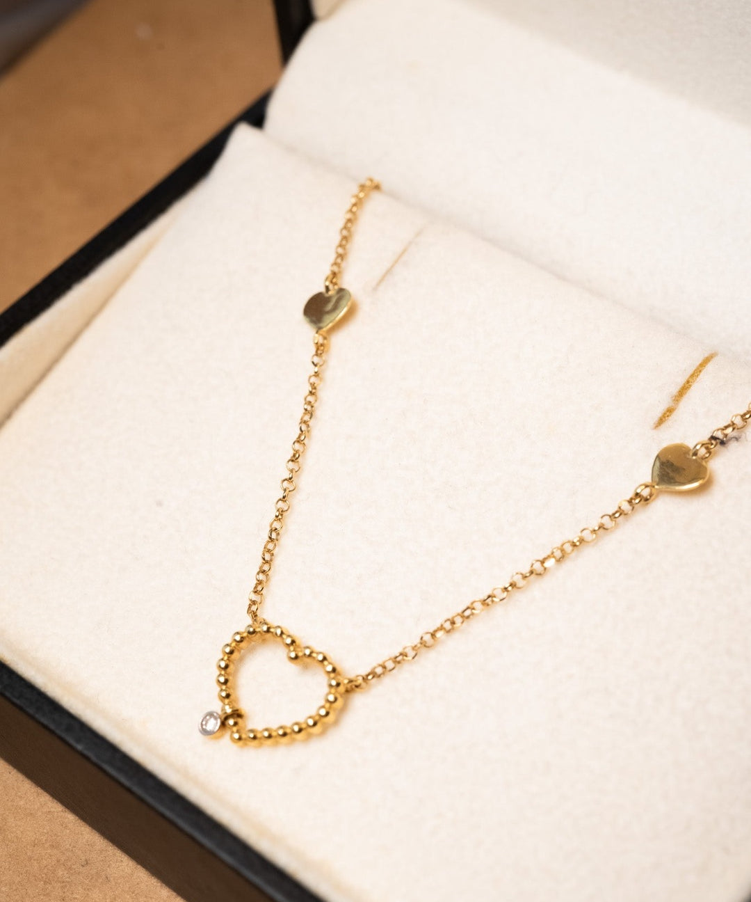 Corrente de ouro amarelo com elos portugueses e corações com diamante. 45cm de comprimento e 0.2cm de espessura. Peso 3.0g.