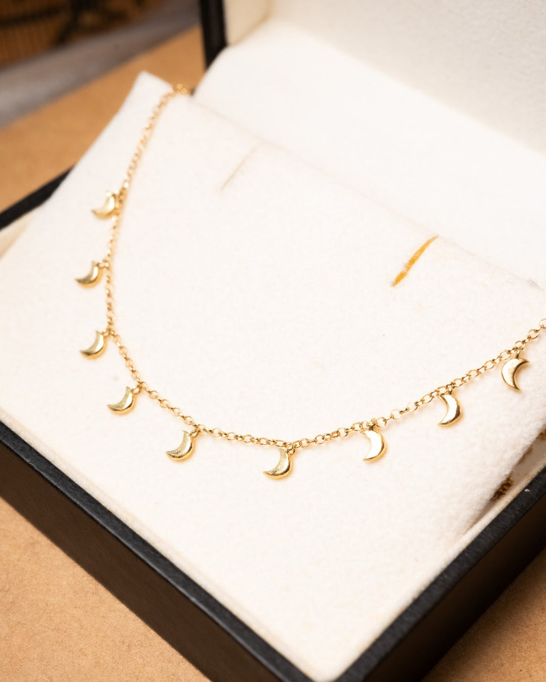 Corrente de ouro amarelo com elos portugueses e pendentes de lua. Medidas 47cm x 0.2cm. Peso 2.9g.