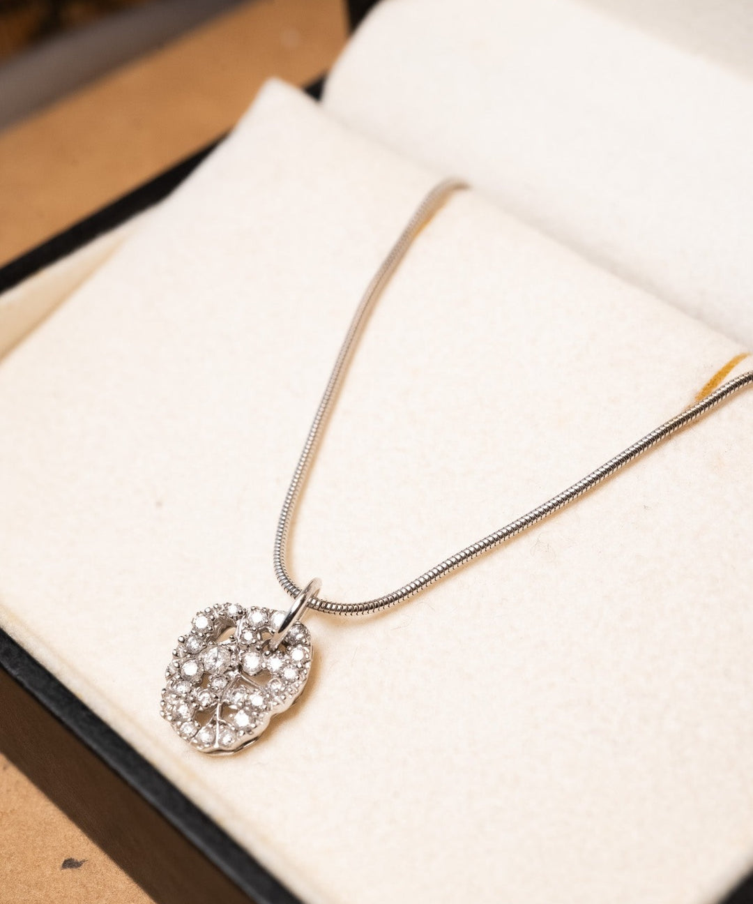 Colar Hstern com pingente da Coleção Givern em ouro branco e diamantes. 42 cm de comprimento e 0.2 cm de espessura. Peso 5.2g.