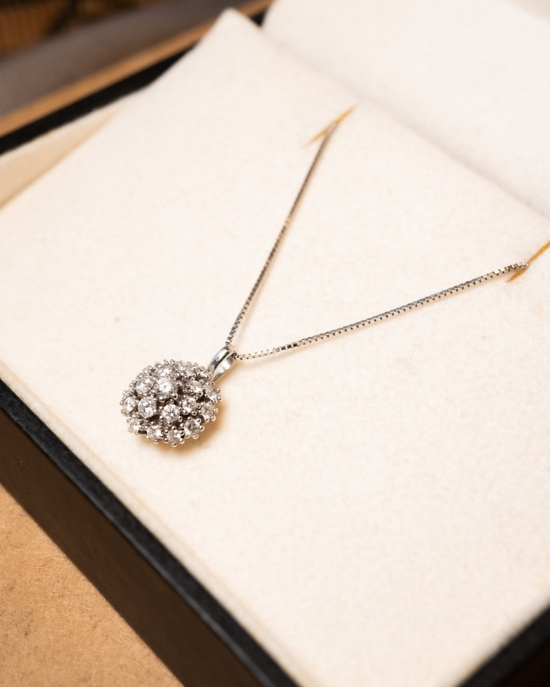 Colar H.Stern Buque em ouro branco com diamantes. Corrente de 42cm. Peso 3.1g. Tamanho 1.0x1.0 maior.