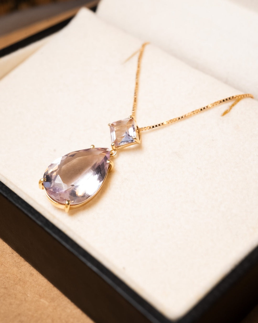 Colar Vivara de ouro amarelo com pingente de turmalinas roxas. Corrente de 46 cm e peso de 5.4g.