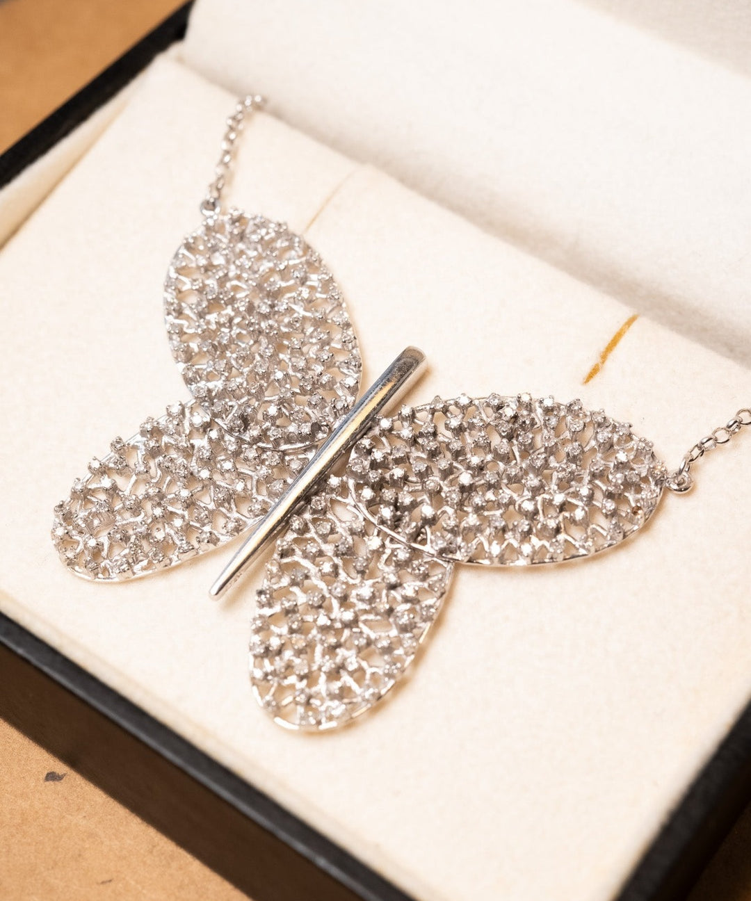 Colar Vivara Butterfly de ouro branco com borboleta de 4.0 x 5.5 cm cravejado de diamantes. Comprimento de 46 cm e peso de 15.6g.