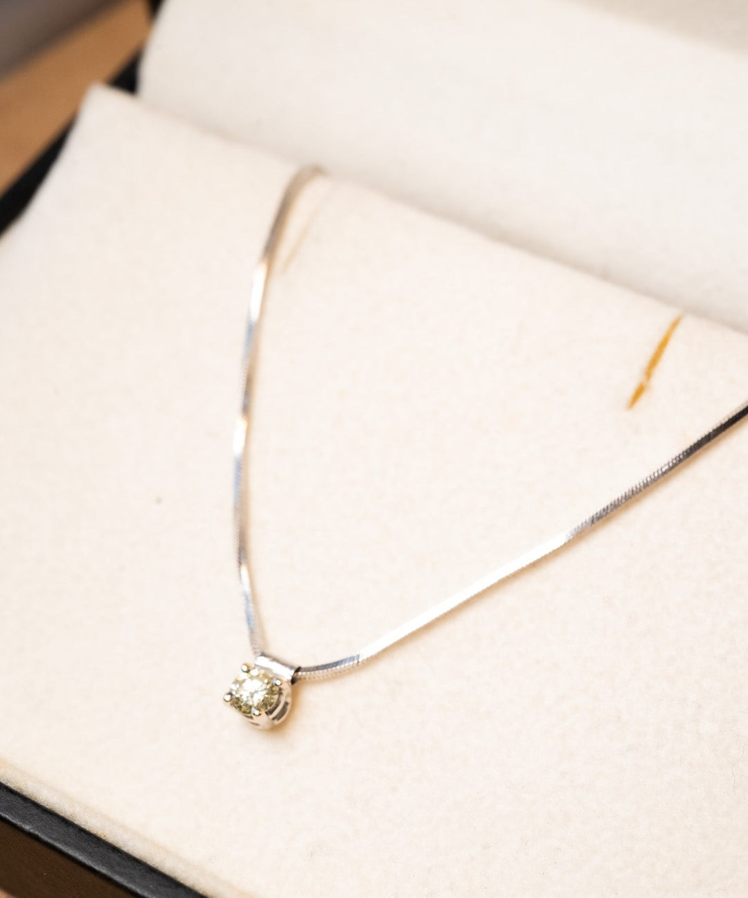 Corrente laminada de ouro branco com diamante ponto de luz de 25 pontos. Medidas 43cm x 0.2cm. Peso 4.0g.
