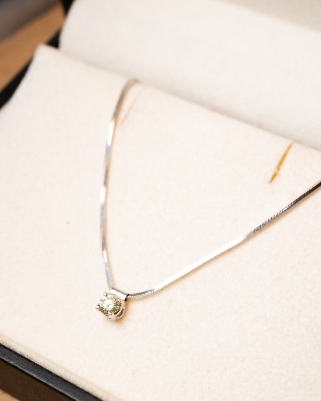 Corrente laminada de ouro branco com diamante ponto de luz de 25 pontos. Medidas 43cm x 0.2cm. Peso 4.0g.